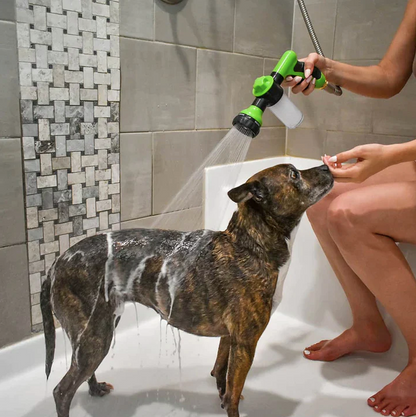 Simplymania™ Pet Jet:    water spray with shampoo dispenser for your furry companions!