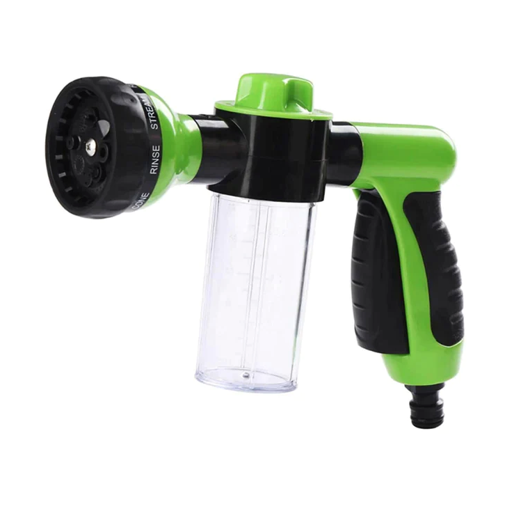 Simplymania™ Pet Jet:    water spray with shampoo dispenser for your furry companions!