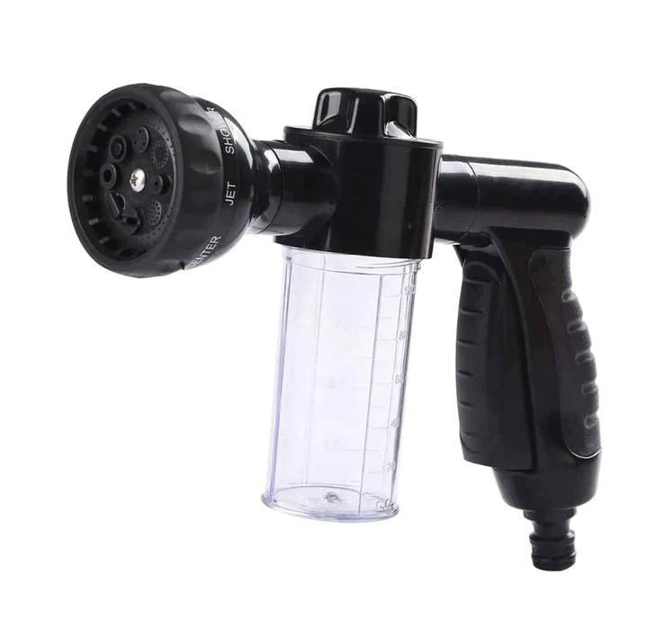 Simplymania™ Pet Jet:    water spray with shampoo dispenser for your furry companions!