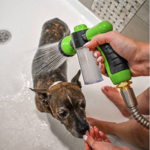 Simplymania™ Pet Jet:    water spray with shampoo dispenser for your furry companions!